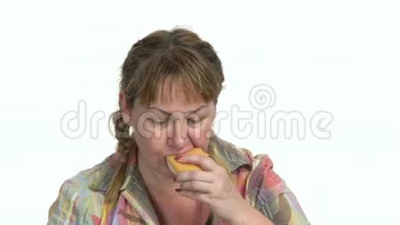 饥饿的女人在白色背景下吃三明治视频的预览图