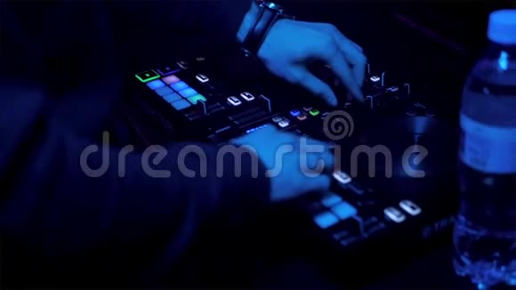 4k4k剪辑DJ在一个夜总会的控制台在一个聚会上播放MIDI控制器视频的预览图
