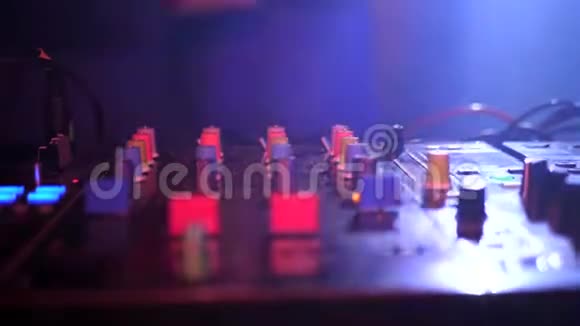 DJ控制台舞池上的派对舞轻音乐改变光线视频的预览图