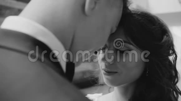 一对美丽的恋人顶着对方的额头很好的特写镜头黑白视频的预览图