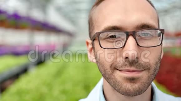 戴眼镜微笑的男农业工程师特写镜头视频的预览图