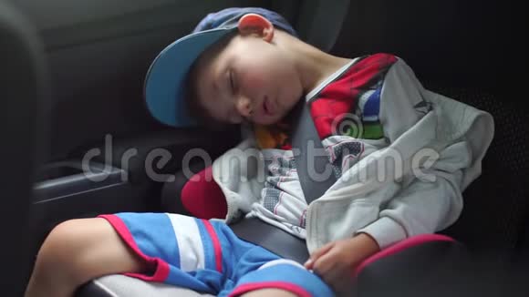 孩子睡在车里的椅子上视频的预览图