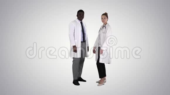 男女医生交叉双臂在梯度背景视频的预览图