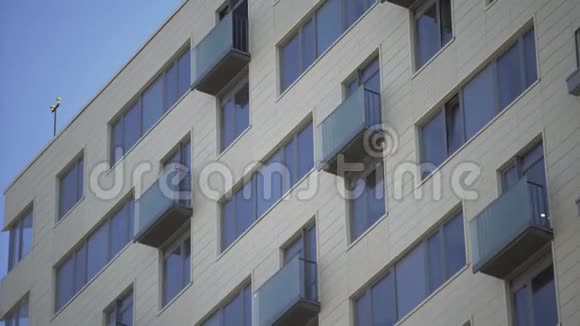现代住宅建筑的特写镜头住宅建筑外观具有蓝天背景一栋大楼视频的预览图