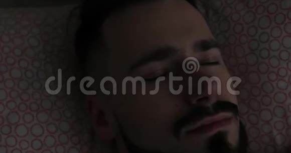 合上男性睡脸视频的预览图