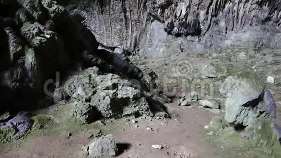 女人走在地下洞穴里视频的预览图