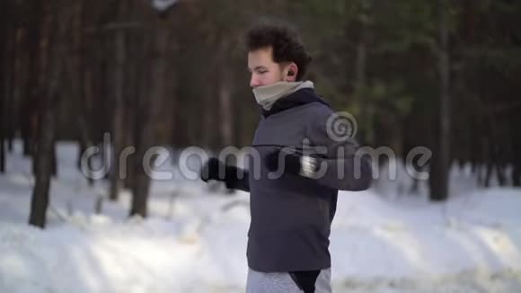 穿运动服的男孩在松林户外做运动健康生活方式运动理念视频的预览图