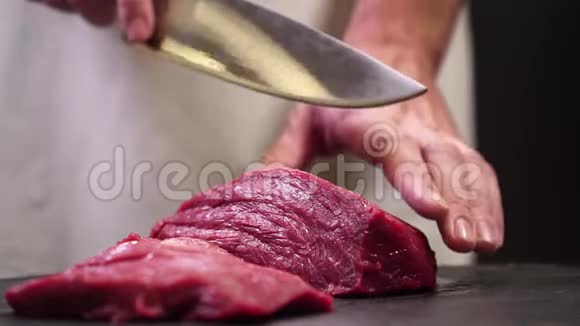 厨师切牛肉做牛排慢动作视频的预览图
