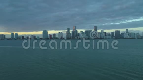 迈阿密布里克尔区市中心城市天际线鸟瞰图视频的预览图