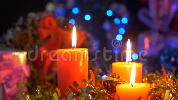 在一个转盘上旋转的香薰蜡烛节日的圣诞背景视频的预览图
