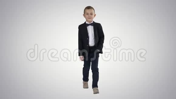 穿着正式服装走路的男孩一只手插在口袋里背景渐变视频的预览图