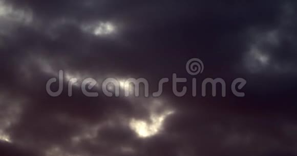 日落时云层的延时镜头视频的预览图
