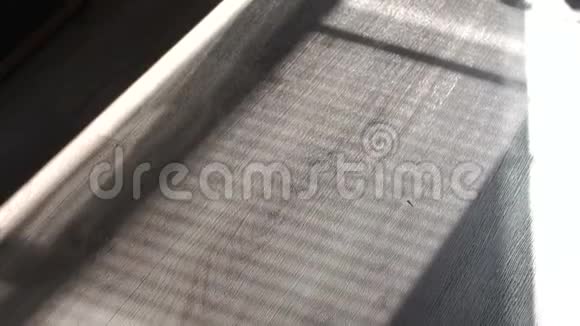 用层压板从木地板上的百叶窗上遮阳百叶窗的阴影视频的预览图