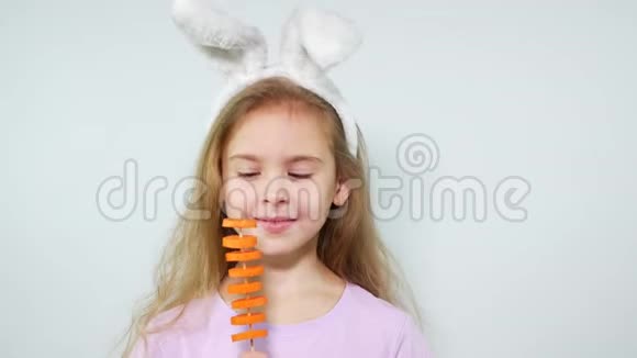 穿兔子耳朵的女孩吃胡萝卜片视频的预览图