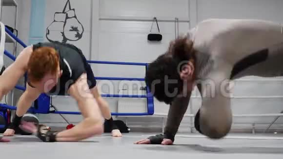 拳击手训练运动锻炼室内体育馆视频的预览图
