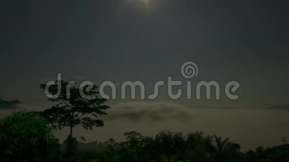 黎明时分满月在日出前的黎明时分在雾海上反射明亮的光视频的预览图