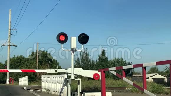 红色闪光的交通灯在一个铁路道口与一个降低的障碍视频的预览图