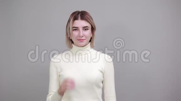 漂亮的女人穿着休闲衬衫展示在工作空间上保持手放在脸颊上视频的预览图