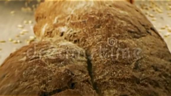 在木板上铺上新鲜可口的传统圆黑麦面包里面有一些谷类食品烘焙概念视频的预览图