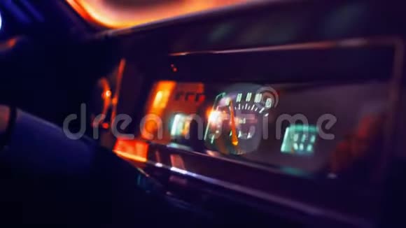 俄罗斯旧汽车内部的仪表板库存录像老式汽车内饰旧汽车视频的预览图