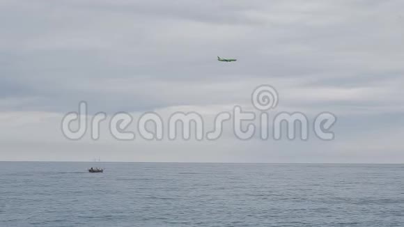 飞机降落在海面上视频的预览图