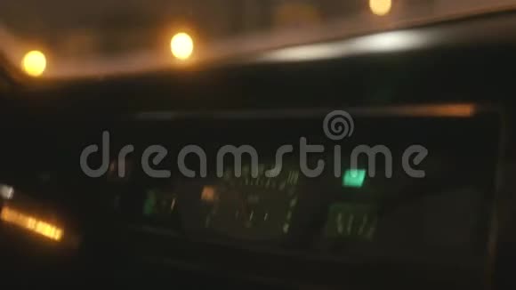 俄罗斯旧汽车内部的仪表板库存录像老式汽车内饰旧汽车视频的预览图