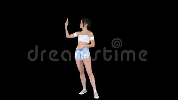 可爱的黑发女孩自拍和跳舞阿尔法频道视频的预览图