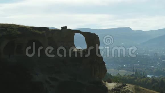 俄罗斯基斯洛沃茨克林格山有洞的岩石从上面看视频的预览图