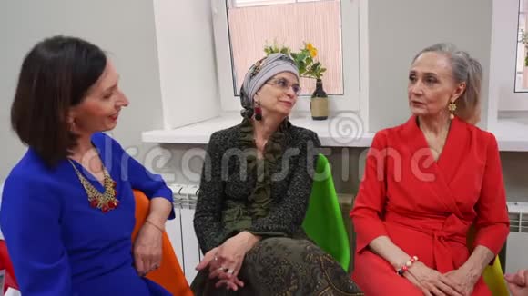 三位高级女性谈话坐在那里放松视频的预览图
