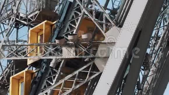 巴黎埃菲尔铁塔的钢结构杆之间向上移动的圆形电梯的特写跟踪镜头视频的预览图