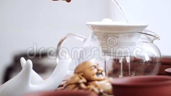 中国茶道的特写用筛子倒入美味的调味茶视频的预览图