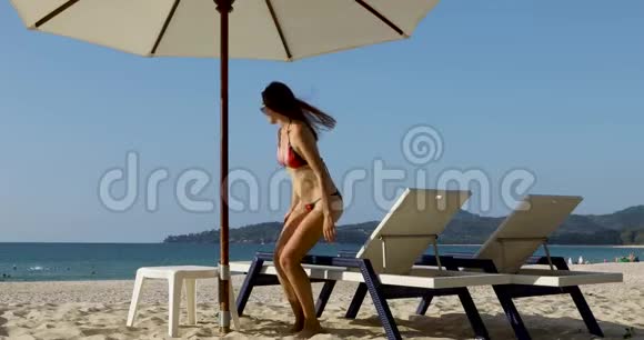 沙滩上的女人躺在躺椅上视频的预览图