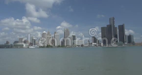 底特律城市天际线横跨河流晴天视频的预览图