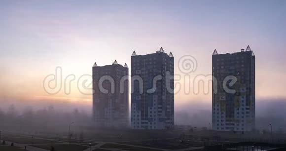 浓雾或森林火灾烟雾对多层公寓摩天大楼的时间间隔视频的预览图