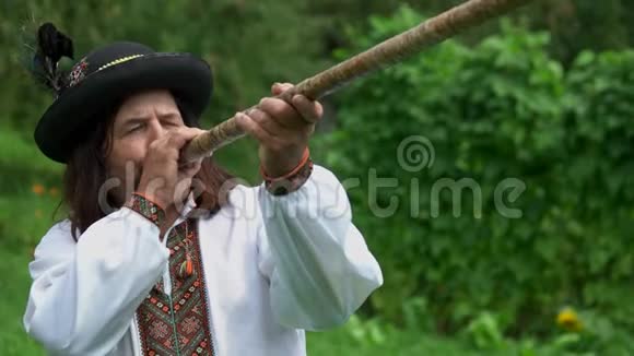 喀尔巴阡山男子与民间乐器视频的预览图