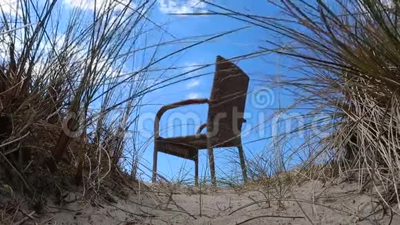 沙滩上的椅子视频的预览图