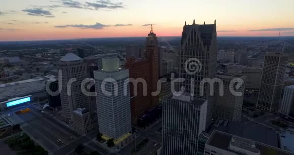 在底特律市区的黄昏空中飞向高楼大厦视频的预览图