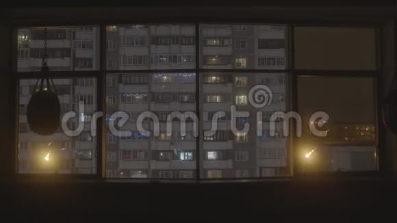 从旧房子的窗户看晚上有窗户库存录像从体育大厅可以看到全景窗口视频的预览图