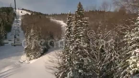 从椅子提升的蒙特雷姆布兰特滑雪坡视频的预览图