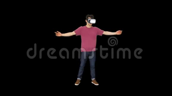 休闲游戏玩家舞蹈锁定嘻哈在VR耳机玩舞蹈游戏阿尔法频道视频的预览图