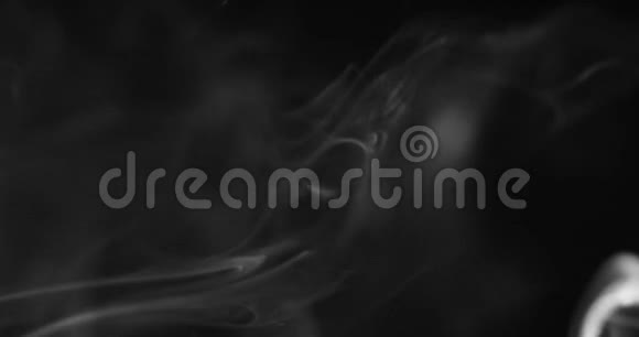 白色的烟雾在黑暗的背景下升起视频的预览图