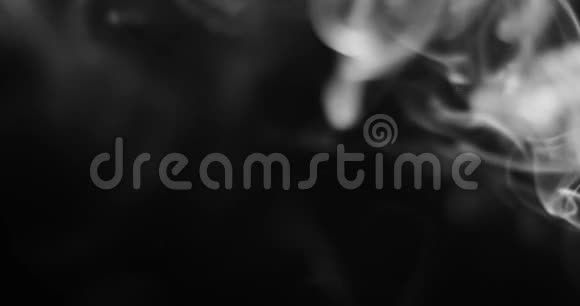 白色的烟雾在黑暗的背景下升起视频的预览图