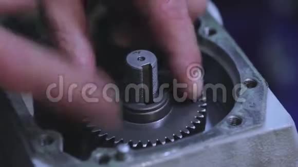 装配变速箱时间表人将齿轮插入变速箱金属齿轮视频的预览图