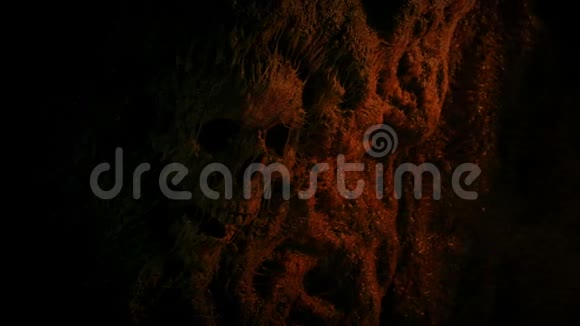 洞壁上的骷髅在火光中亮起视频的预览图