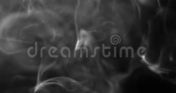 深色背景下的真实烟雾视频的预览图
