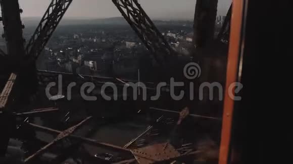 影院背景拍摄摄像机是玻璃电梯内向上移动的巴黎埃菲尔铁塔钢结构杆件视频的预览图