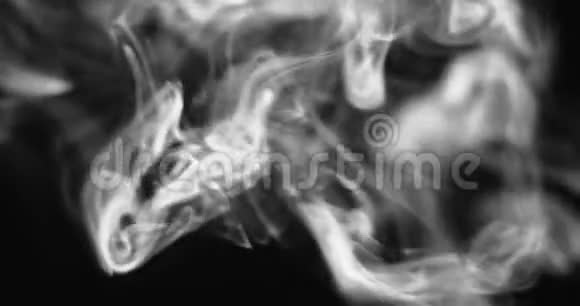 深色背景下的真实烟雾视频的预览图