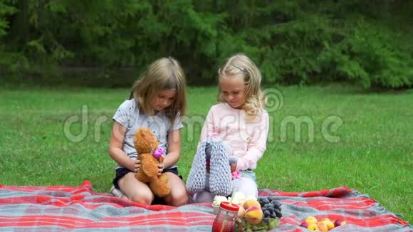 在公园玩玩具的小女孩视频的预览图