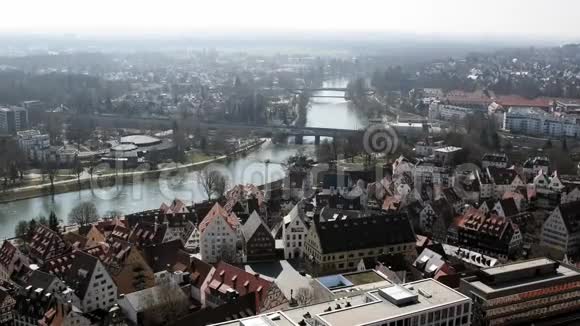 从乌尔姆大教堂的角度看乌尔姆市在一个阳光明媚的三月天多瑙河流经城市白色视频的预览图