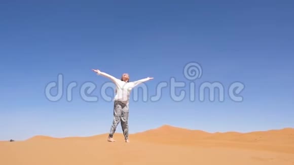 撒哈拉沙漠中的金发女人享受摩洛哥的旅程和沙滩景观视频的预览图